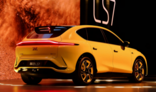 外觀實圖曝光,智己LS7全新車型登場,穹頂玻璃使用三層鍍銀技術