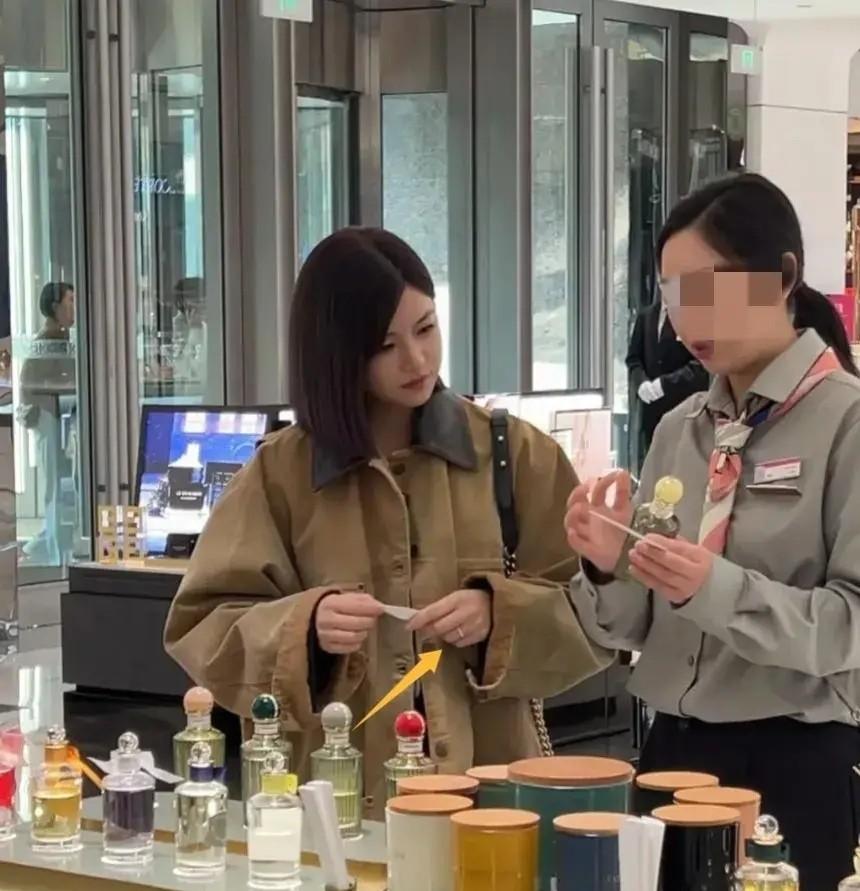 陳妍希戴婚戒逛商場