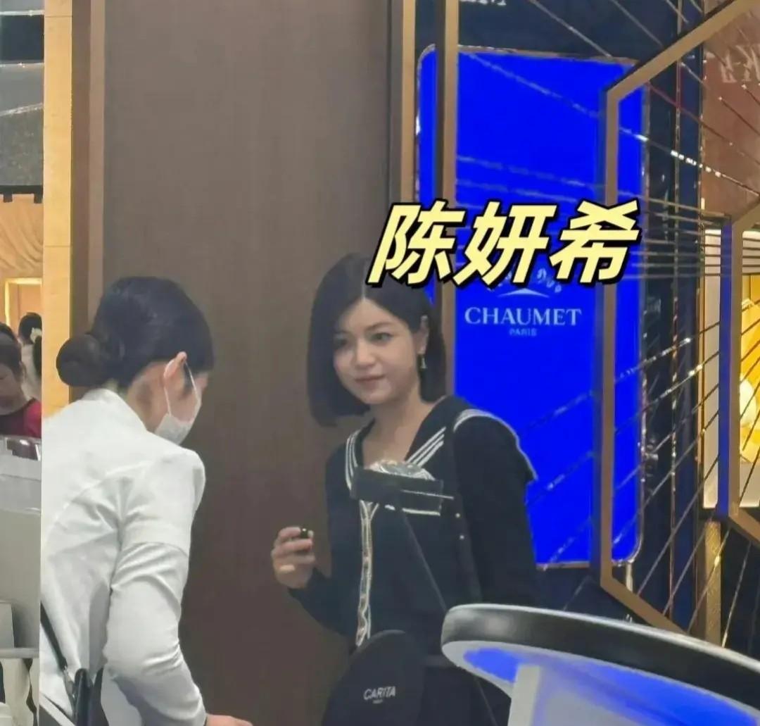 陳妍希戴婚戒逛商場