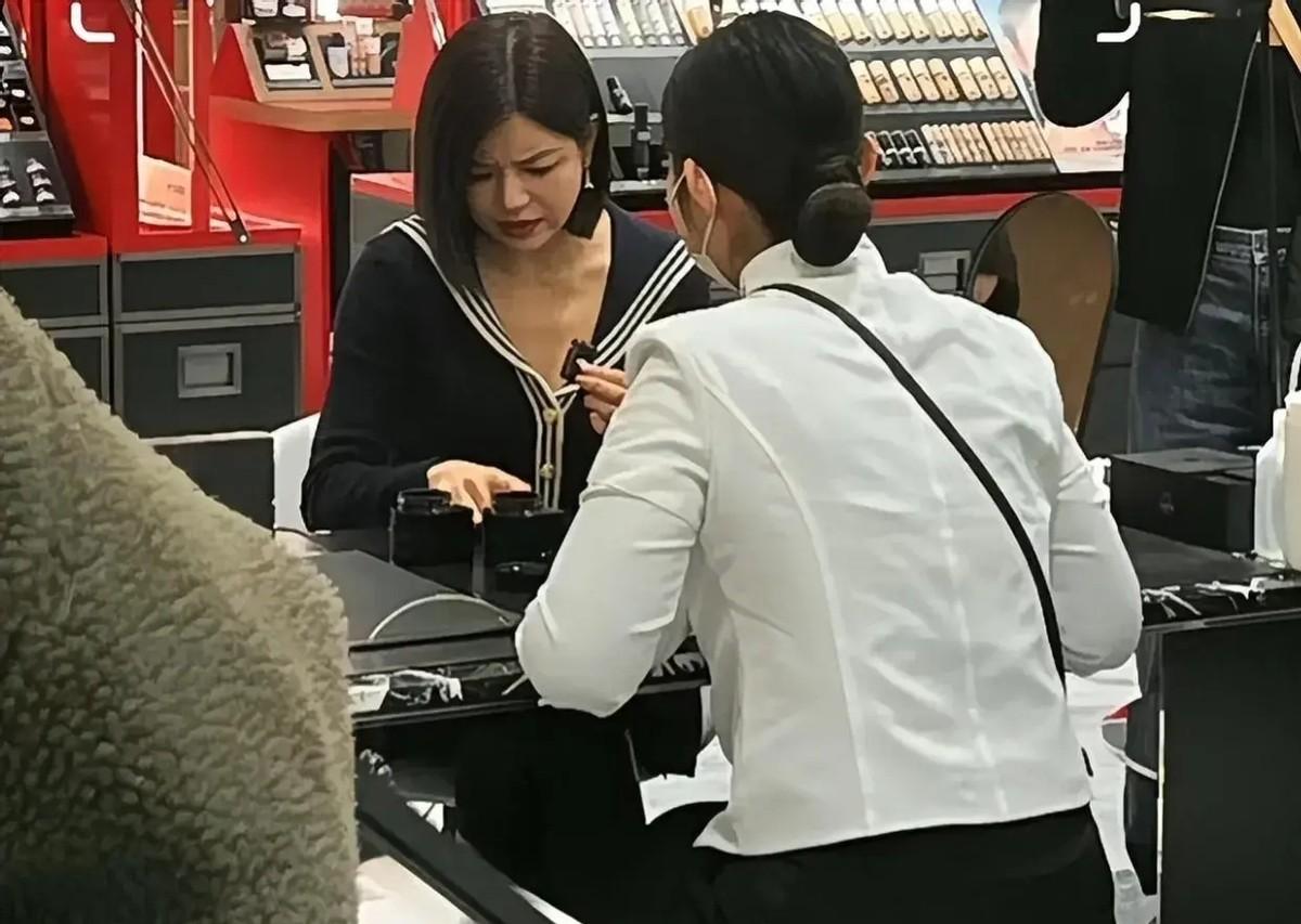 陳妍希戴婚戒逛商場