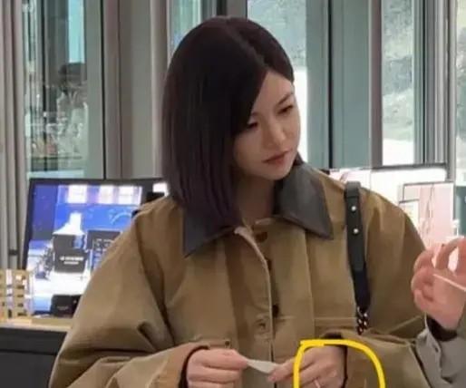 陳妍希戴婚戒逛商場