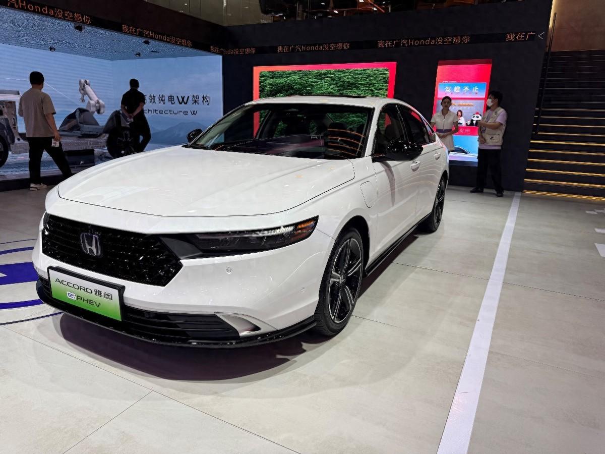 25歲小伙逛車展選車,雅閣和蒙迪歐要哪個?