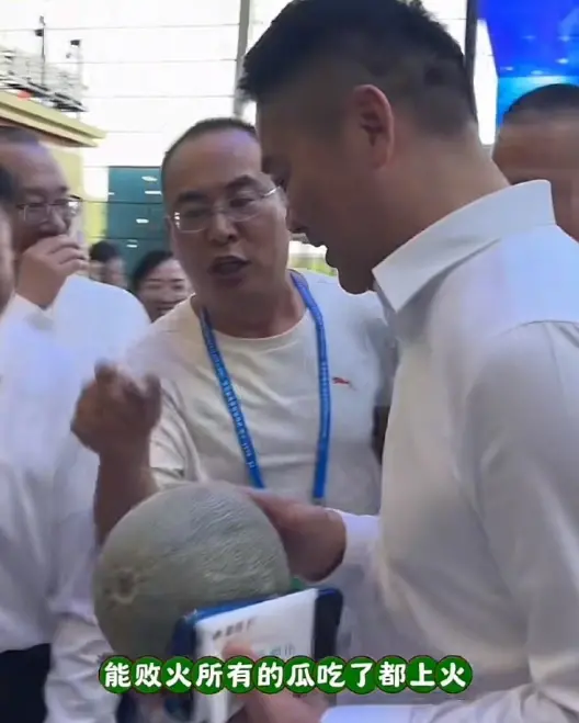 劉強東現(xiàn)身烏魯木齊 熱心攤主送哈密瓜請他品嘗